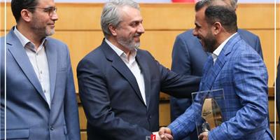 گروه صنعتی نوین چوب خوزستان به عنوان تولید کننده‌ی برتر سال ۱۴۰۰ انتخاب شد